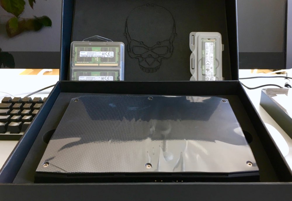 Intel NUC8i7HVK unboxing 0