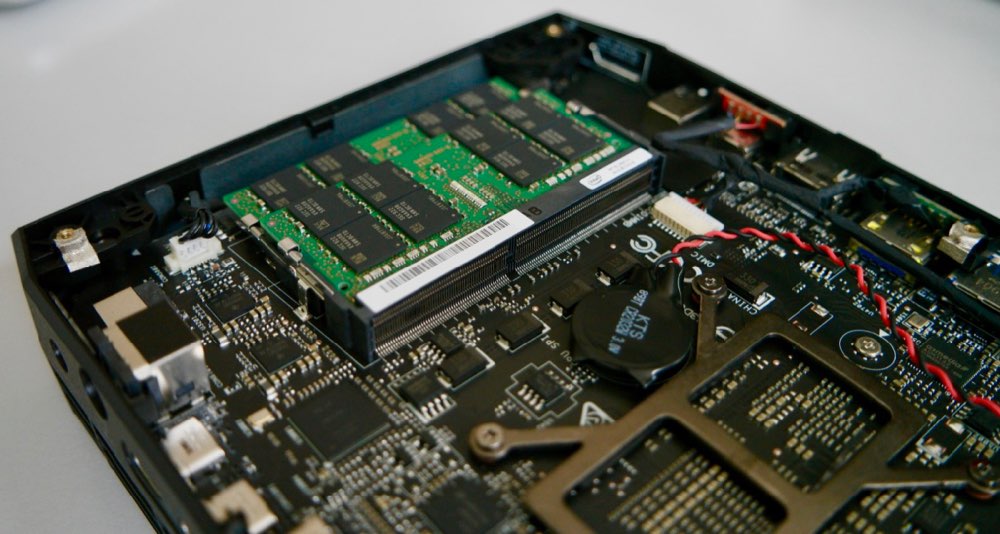 Intel NUC8i7HVK unboxing 4