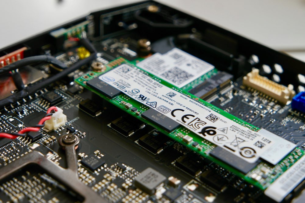 Intel NUC8i7HVK unboxing 5